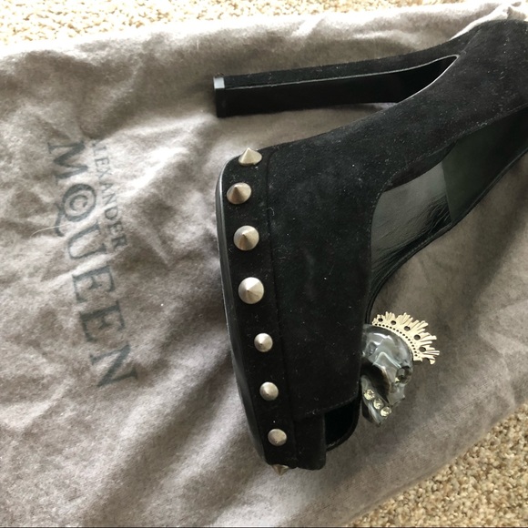 Alexander McQueen skull suede peep toe pump - Picture 6 of 6